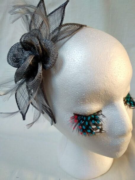 Tocado diadema para ceremonia mujer combinado rafia y plumas color gris