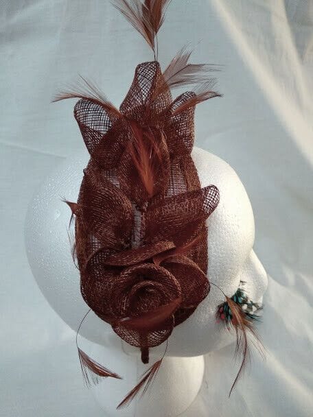 Tocado diadema para ceremonia mujer combinado rafia y plumas color marrón - Imagen 3