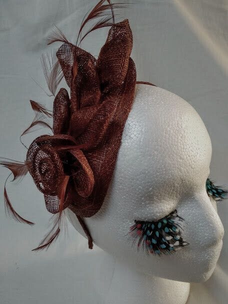 Tocado diadema para ceremonia mujer combinado rafia y plumas color marrón