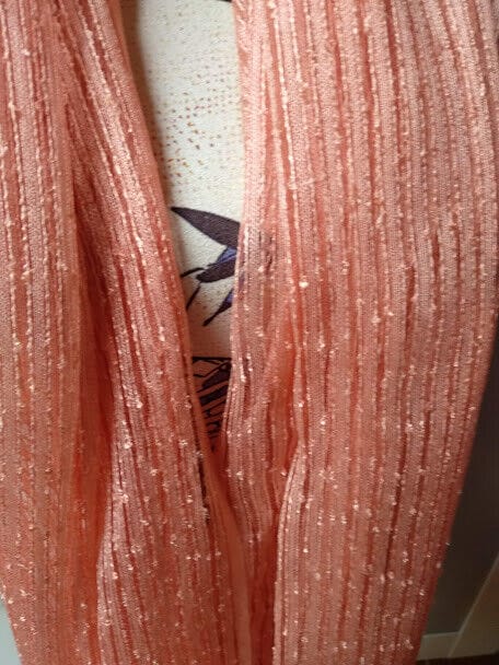 Fular viscosa en bonito color salmon con flecos(134) - Imagen 3