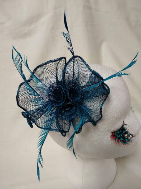 Tocado broche para ceremonia mujer combinado rafia y plumas azul turquesa - Imagen 3