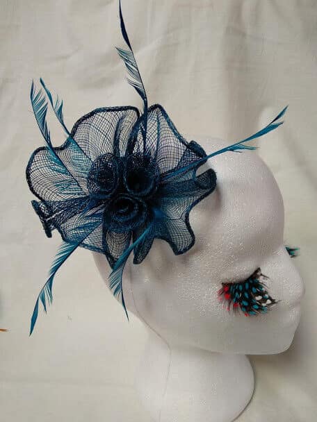 Tocado broche para ceremonia mujer combinado rafia y plumas azul turquesa