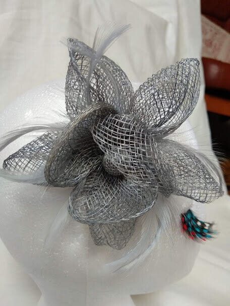 Tocado broche para ceremonia mujer combinado rafia y plumas color gris - Imagen 3