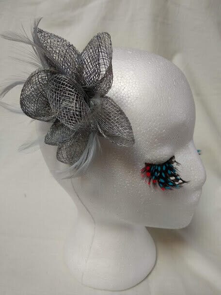 Tocado broche para ceremonia mujer combinado rafia y plumas color gris