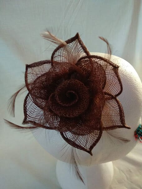 Tocado broche para ceremonia mujer combinado rafia y plumas color marrón - Imagen 3