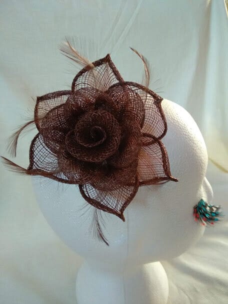 Tocado broche para ceremonia mujer combinado rafia y plumas color marrón