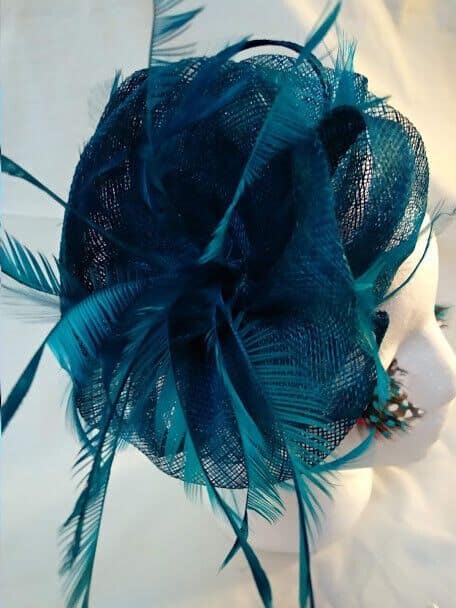 Tocado diadema para ceremonia mujer combinado rafia y plumas color azulón - Imagen 3