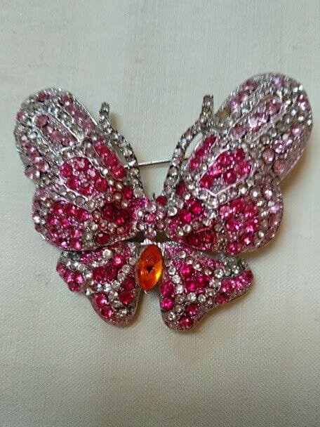 Broche bisuteria plateado con forma de mariposa cuajado de piedras.Nuevo