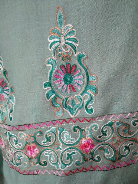 Fular color verde con con bordado en los extremos  y flecos con abalorios(134) - Imagen 3