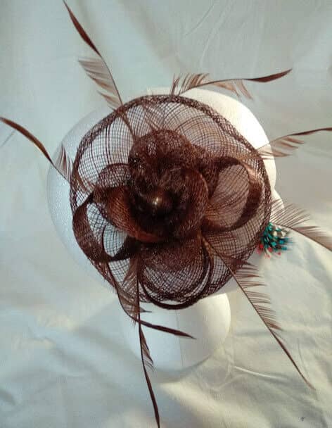 Tocado broche para ceremonia mujer combinado rafia y plumas color marrón - Imagen 3