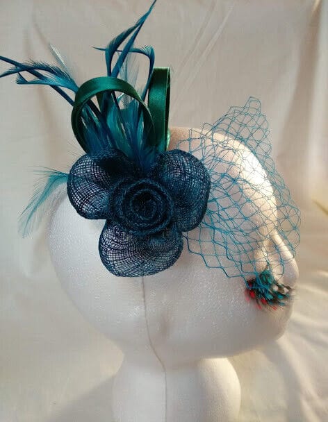 Tocado broche para ceremonia mujer combinado rafia y plumas color verde y azul - Imagen 4