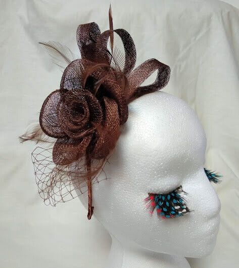 Tocado diadema ceremonia mujer combinado rafia,redecilla y plumas color marrón
