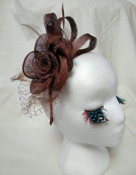 Tocado diadema ceremonia mujer combinado rafia,redecilla y plumas color marrón