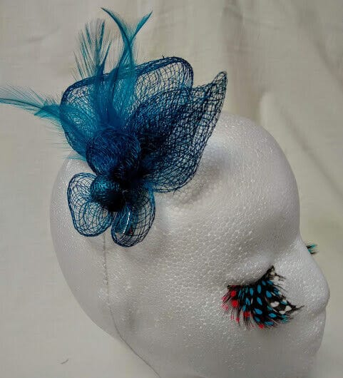 Tocado broche para ceremonia mujer combinado rafia y plumas color azulón