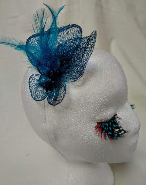 Tocado broche para ceremonia mujer combinado rafia y plumas color azulón