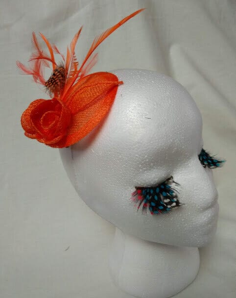 Tocado  para ceremonia mujer combinado rafia y plumas color naranja
