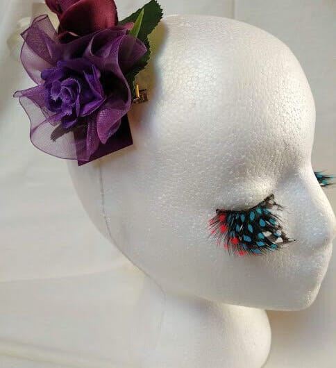 Tocado broche mujer flores tela combinando colores morados y blancos Nuevo