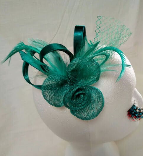 Tocado broche para ceremonia mujer combinado rafia y plumas color verde