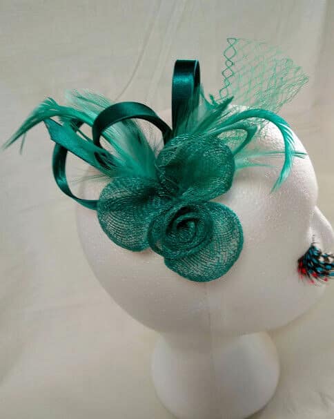 Tocado broche para ceremonia mujer combinado rafia y plumas color verde