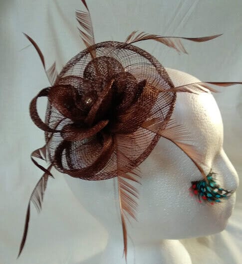 Tocado broche para ceremonia mujer combinado rafia y plumas color marrón