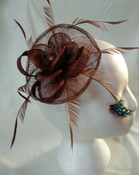 Tocado broche para ceremonia mujer combinado rafia y plumas color marrón