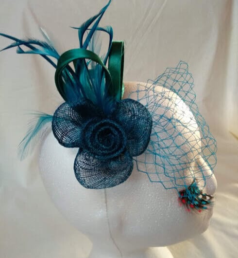 Tocado broche para ceremonia mujer combinado rafia y plumas color verde y azul