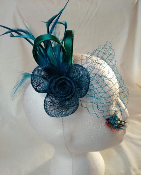 Tocado broche para ceremonia mujer combinado rafia y plumas color verde y azul