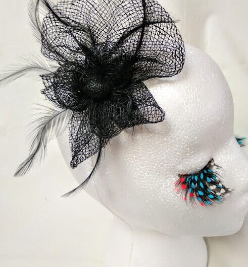 Tocado broche para ceremonia mujer combinado rafia y plumas negro
