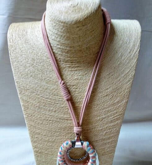 Collar fantasía tipo étnico combinando metal,cordón cristal y lana Nuevo