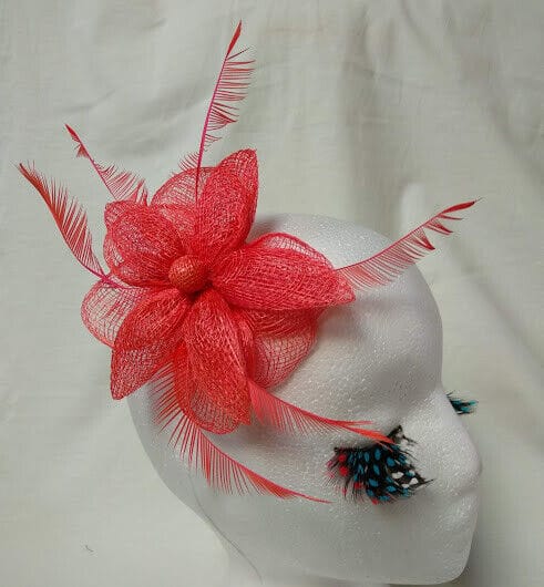 Tocado broche para ceremonia mujer combinado rafia y plumas color naranja