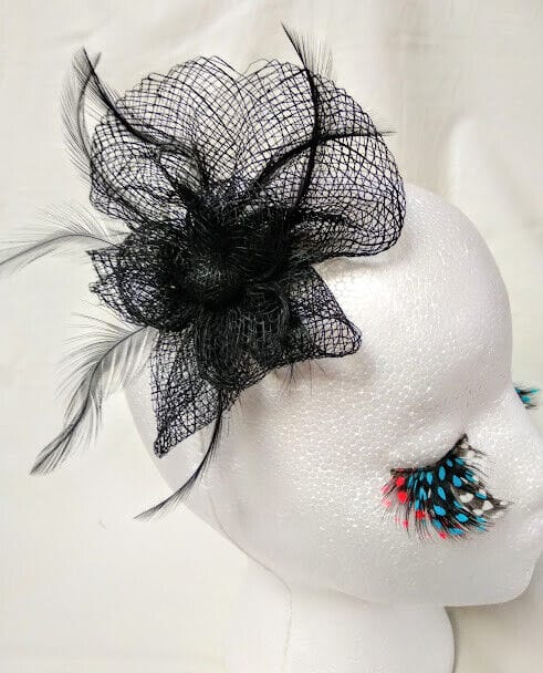 Tocado broche para ceremonia mujer combinado rafia y plumas negro