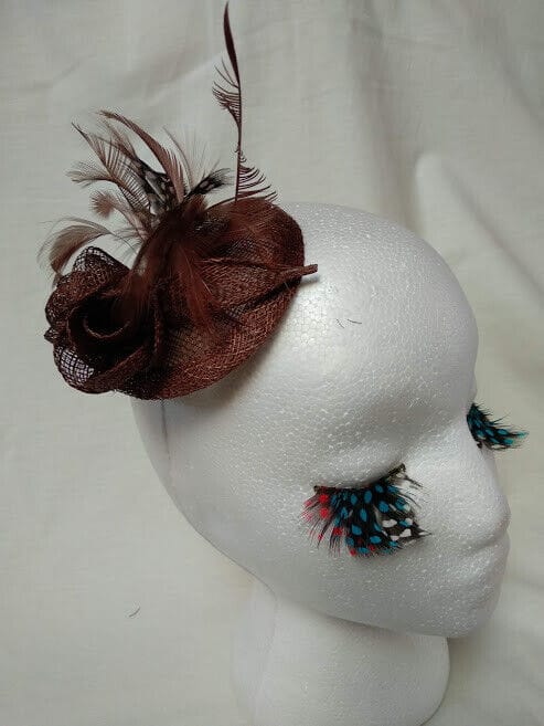 Tocado  para ceremonia mujer combinado rafia y plumas color marron