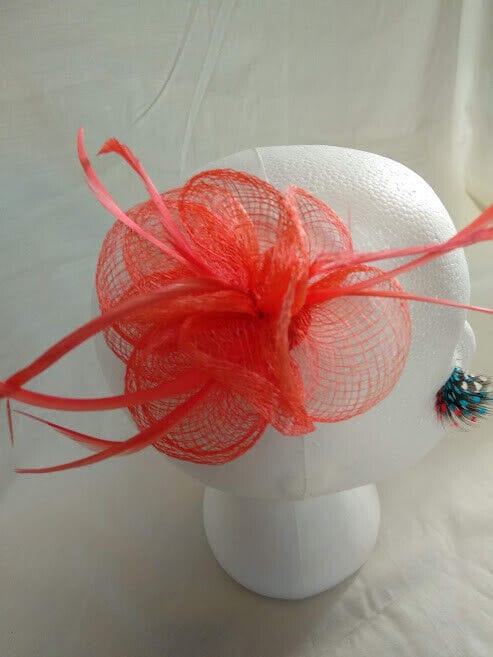 Tocado broche para ceremonia mujer combinado rafia y plumas color salmón