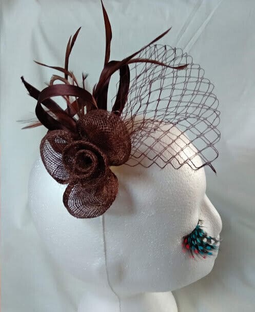 Tocado broche para ceremonia mujer combinado rafia y plumas color marrón