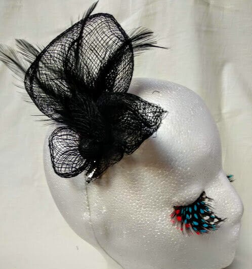 Tocado broche para ceremonia mujer combinado rafia y plumas  negro