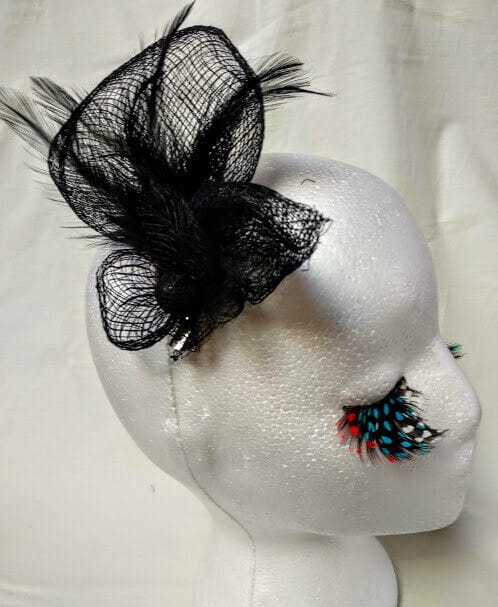 Tocado broche para ceremonia mujer combinado rafia y plumas color negro