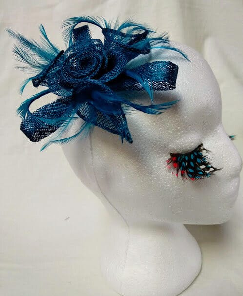 Tocado broche para ceremonia mujer combinado rafia y plumas color azul turquesa