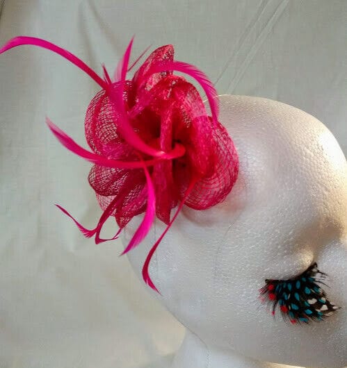 Tocado broche para ceremonia mujer combinado rafia y plumas color rosa fucsia