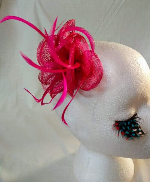Tocado broche para ceremonia mujer combinado rafia y plumas color rosa fucsia