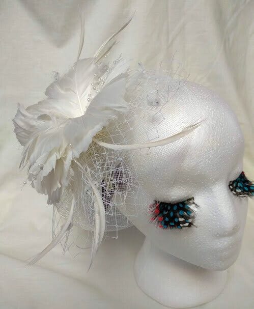 Tocado  para ceremonia mujer combinado rafia,redecilla y plumas blanco perlas