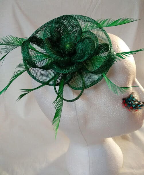 Tocado broche para ceremonia mujer combinado rafia y plumas color verde botella