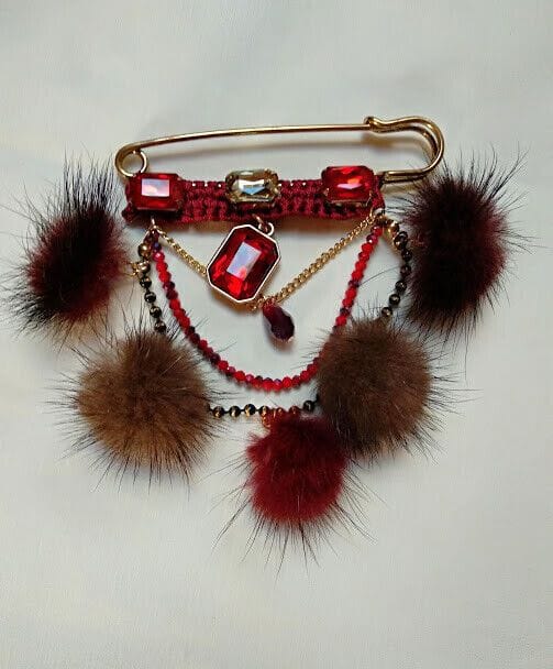 Broche alfiler bisuteria mujer dorado con piedras y pompones vison.Nuevo