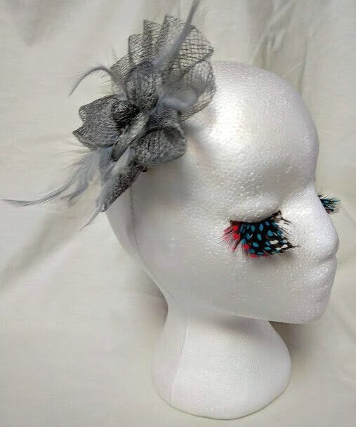 Tocado broche para ceremonia mujer combinado rafia y plumas gris