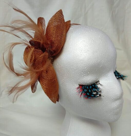 Tocado diadema para ceremonia mujer combinado rafia y plumas marrón claro