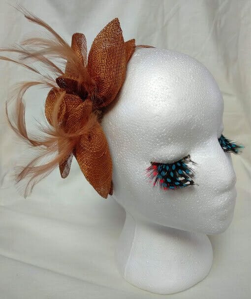 Tocado diadema para ceremonia mujer combinado rafia y plumas marrón claro