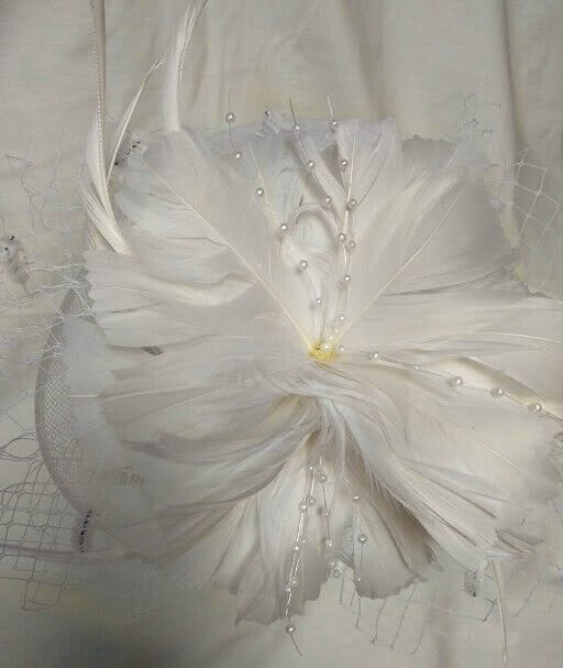 Tocado  para ceremonia mujer combinado rafia,redecilla y plumas blanco perlas - Imagen 3