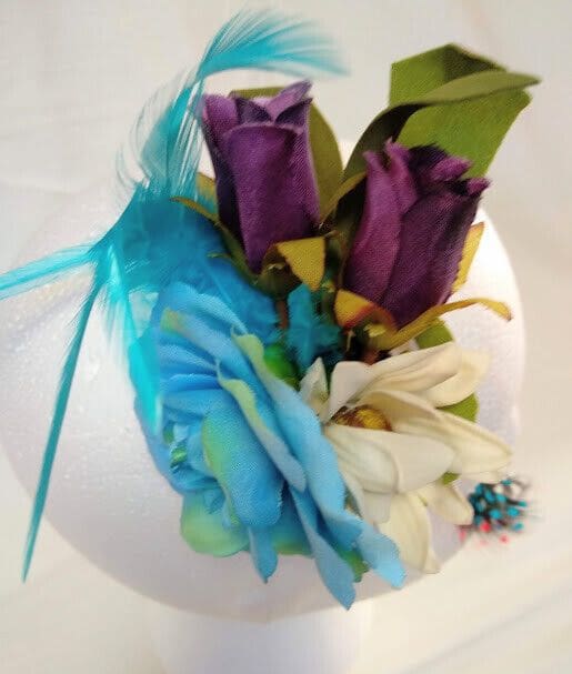 Tocado broche mujer combinado flores y plumas tonos azules y morados. - Imagen 3