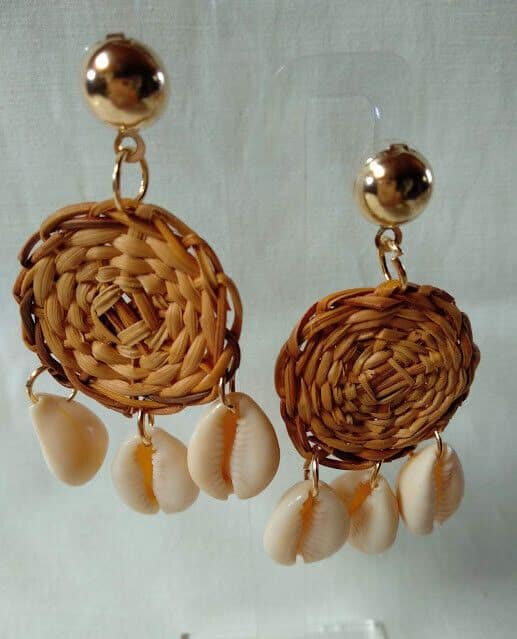 Pendientes de ratan tejido largo mujer con conchas nuevo con etiquetas