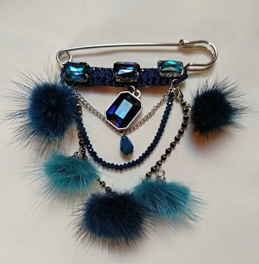 Broche alfiler bisuteria mujer con piedras y pompones de visón color azul.Nuevo