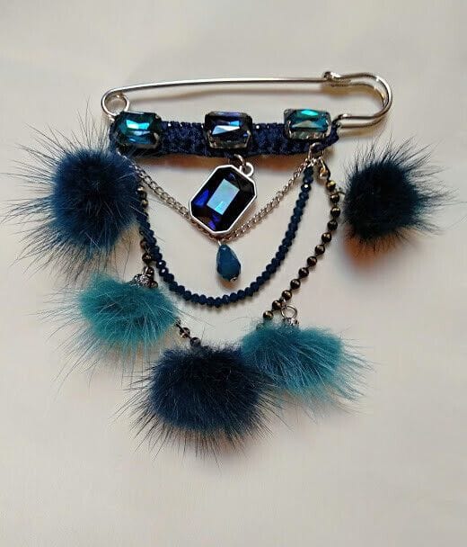 Broche alfiler bisuteria mujer con piedras y pompones de visón color azul.Nuevo